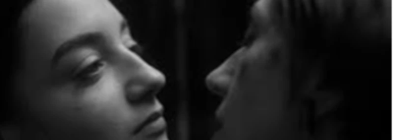 Imagem Duas Pessoas Trocando Saliva + Bem-Vindos À La Comédie-Française